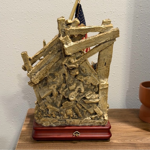 Vanmark Red Hats Of Courage “Image Of Hope” Music Box 9/11 Tribute Collectable - Picture 2 of 7